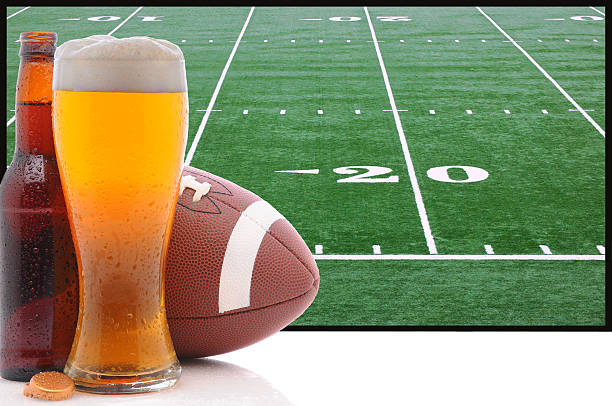 bicchiere di birra e di football americano - bruno arena foto e immagini stock