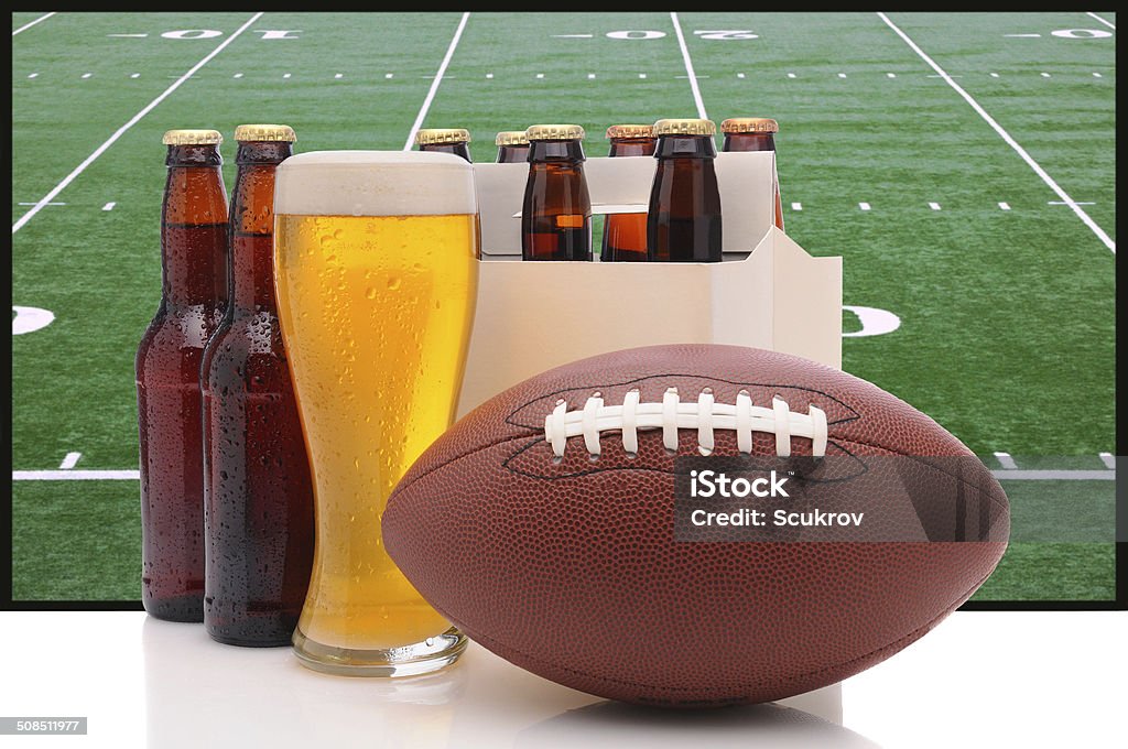 Bier in Flaschen und American Football - Lizenzfrei Amerikanischer Football Stock-Foto