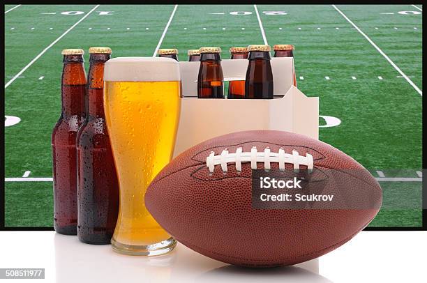 Bier In Flaschen Und American Football Stockfoto und mehr Bilder von Amerikanischer Football - Amerikanischer Football, Football - Spielball, Bier