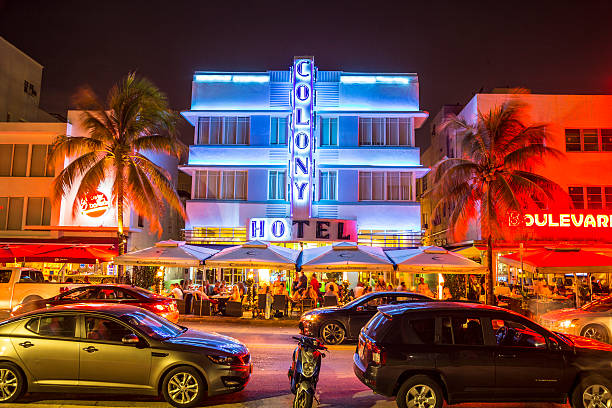 bâtiments sur ocean drive à south beach, de nuit - colony photos et images de collection