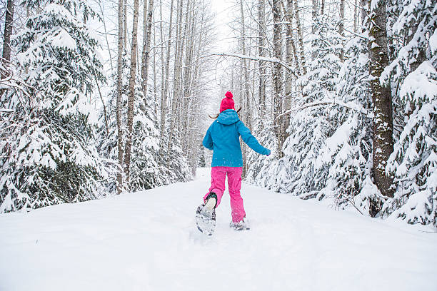 ritratto di giovane donna in inverno neve. - winter snowshoeing running snowshoe foto e immagini stock