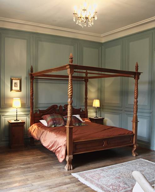 антикварная кровать с пологом на четырех столбиках и спальней - four poster bed стоковые фото и изображения