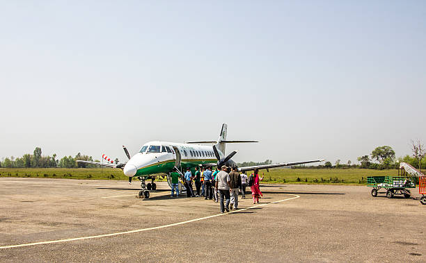 vol à katmandou - janakpur photos et images de collection