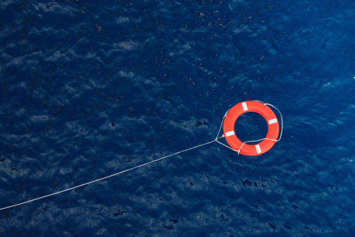 Lifebuoy en un vehemente mar azul, equipos de seguridad en una embarcación photo