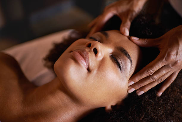 sereno spa dia - head massage massaging facial massage beautician - fotografias e filmes do acervo