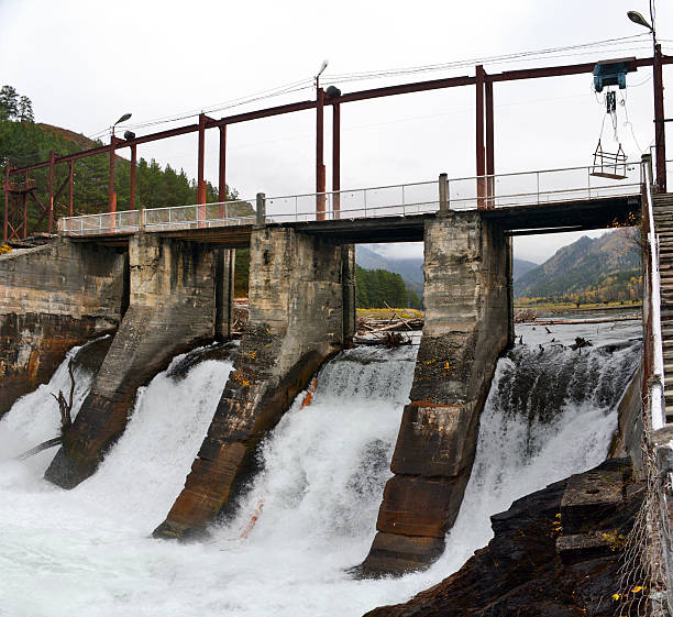 старый гидроэлектростанция на реке чемале - flowing river water dam стоковые фото и изображения