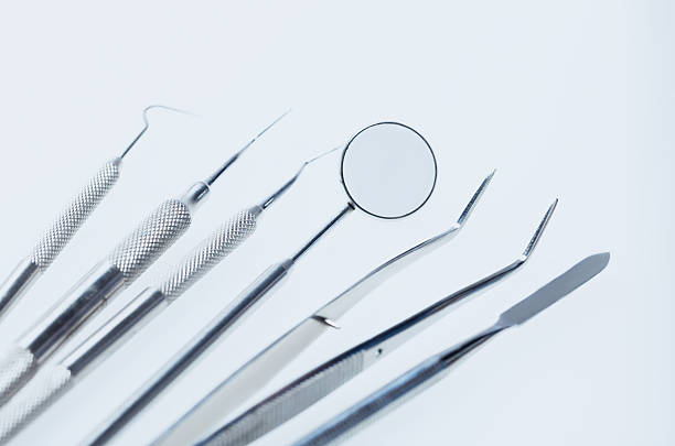 instruments de dentaires sur la tableau - dentist mirror orthodontist carver photos et images de collection