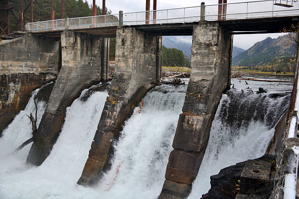 старый гидроэлектростанция на реке чемале - flowing river water dam стоковые фото и изображения