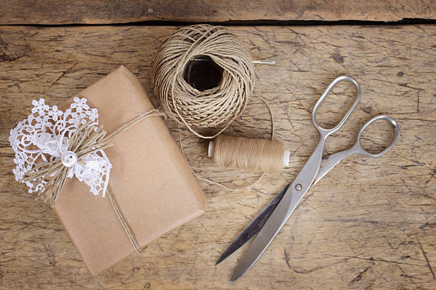 emballages écologiques formules cadeaux avec papier brun et corde - wrapped package string box photos et images de collection