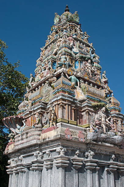 gopuram contre un ciel bleu en arrière-plan - gopuram architecture and buildings temple sri lanka photos et images de collection