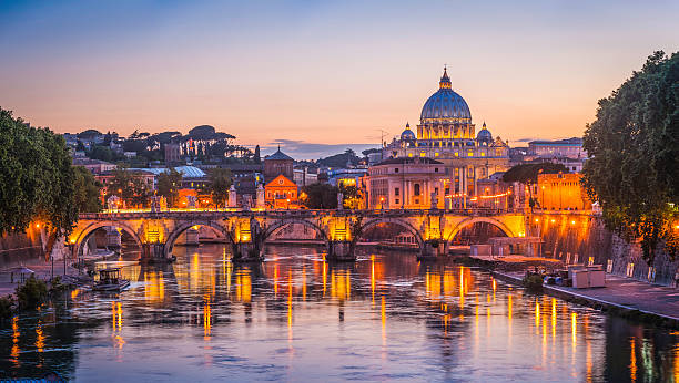 rom sonnenuntergang über tiber und st-peter-basilika im vatikan italien - rom italien stock-fotos und bilder