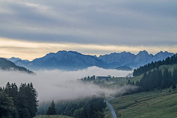 la nebbia mattutina presso sudelfeld - inversion layer foto e immagini stock