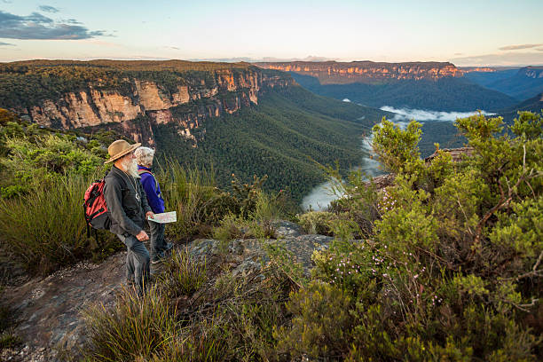 couple senior en regardant vue en randonnée en australie - blue mountains national park photos et images de collection