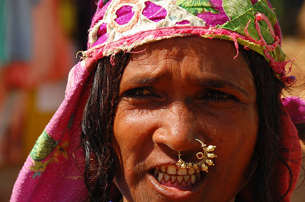 rue portrait de femme de goa - bijoutry photos et images de collection