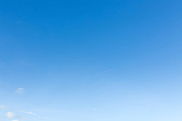 klaren blauen himmel hintergrund - blau stock-fotos und bilder