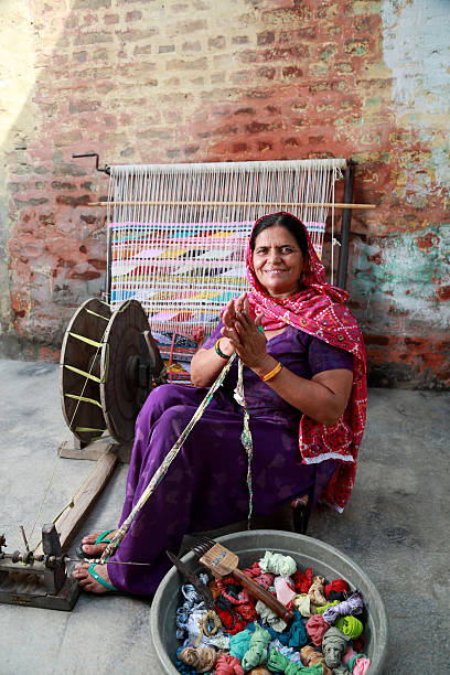 indische frauen weben textil (durry). - craft india indian culture asian ethnicity stock-fotos und bilder