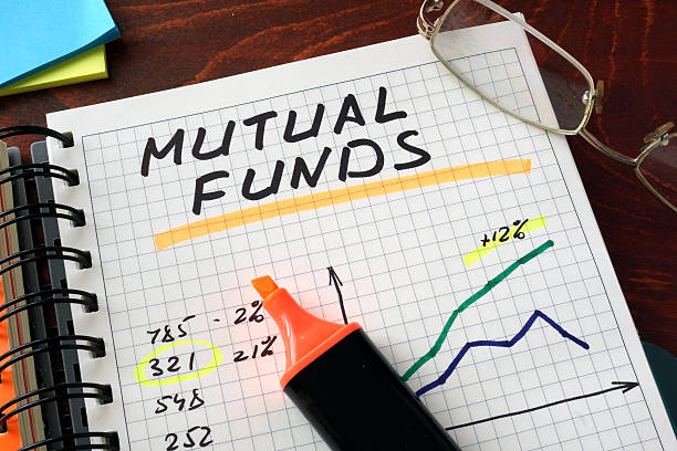 노트북, 뮤추얼펀드 팻말 따라 표. 비즈니스 컨셉입니다. - mutual fund 뉴스 사진 이미지