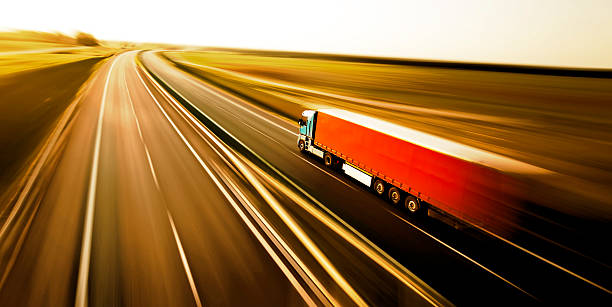 camion su strada asfaltata motion blur - camion foto e immagini stock