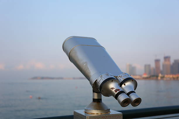 telescopio sulla spiaggia di qingdao - discerning foto e immagini stock