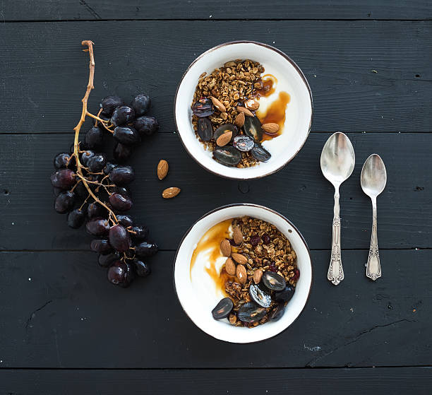 conjunto saudável pequeno-almoço. taças de aveia muesli com iogurte, frescos - yogurt greek culture milk healthy eating imagens e fotografias de stock