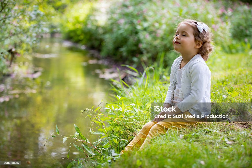 Joli dans un parc - Photo de Enfant libre de droits