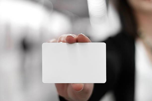 joven mujer sosteniendo un tarjeta en blanco en manos - greeting card holding women credit card fotografías e imágenes de stock