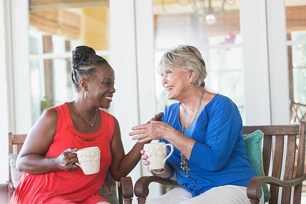 senior mujer con taza de café juntos hablando - coffee buzz fotografías e imágenes de stock