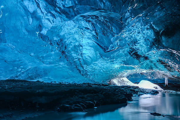 grotte di ghiaccio in islanda - skaftafell glacier foto e immagini stock