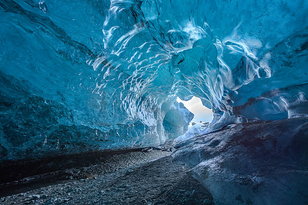 cuevas de hielo en islandia - glaciar de mendenhall fotografías e imágenes de stock