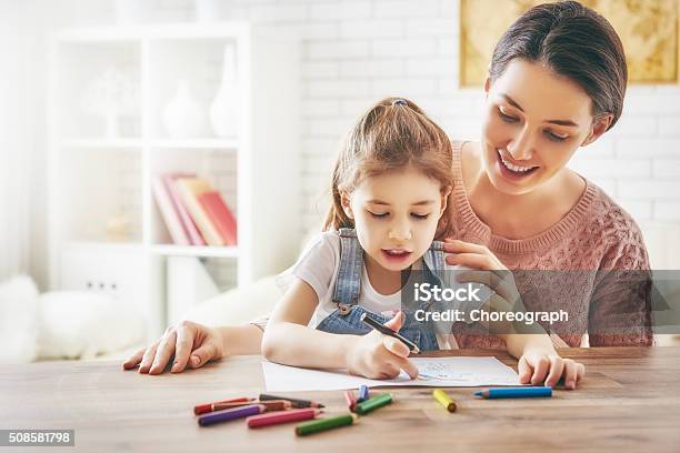 Photo libre de droit de Mère Et Fille Ensemble De Peinture banque d'images et plus d'images libres de droit de Enfant - Enfant, Dessiner, Mère