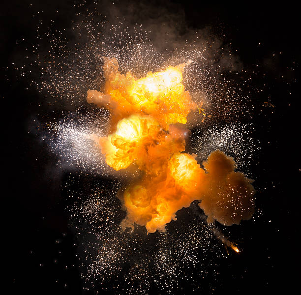 réaliste fiery explosion danser sur un fond noir - bomb symbol explosive sparks photos et images de collection