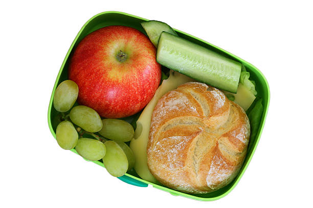 boîte déjeuner avec pain au fromage, apple, raisins seul sur blanc - lunch box lunch red apple photos et images de collection