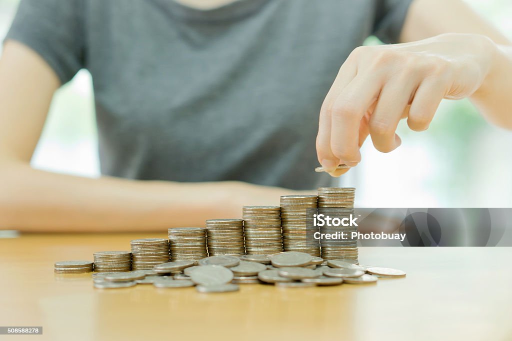 손으로 키니키니 동전 쌓다 동전 개념에 대한 스톡 사진 및 기타 이미지 - 개념, 개념과 주제, 계단 - iStock