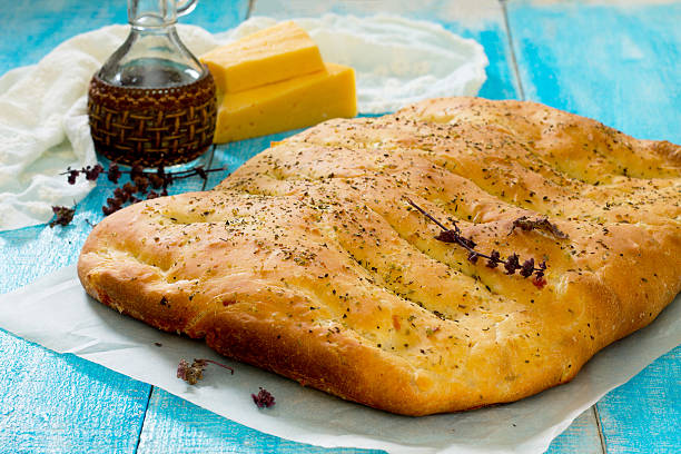 pão tipo piza italiana com queijo e cebola - onion caramel appetizer bread imagens e fotografias de stock