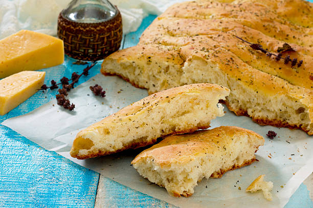 pão tipo piza italiana com queijo, seletivo foco. - onion caramel appetizer bread imagens e fotografias de stock
