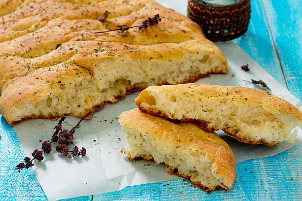 pão tipo piza italiana com queijo, seletivo foco. - onion caramel appetizer bread imagens e fotografias de stock