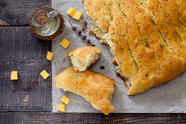 pão tipo piza italiana com queijo e cebola, vista superior. - onion caramel appetizer bread imagens e fotografias de stock