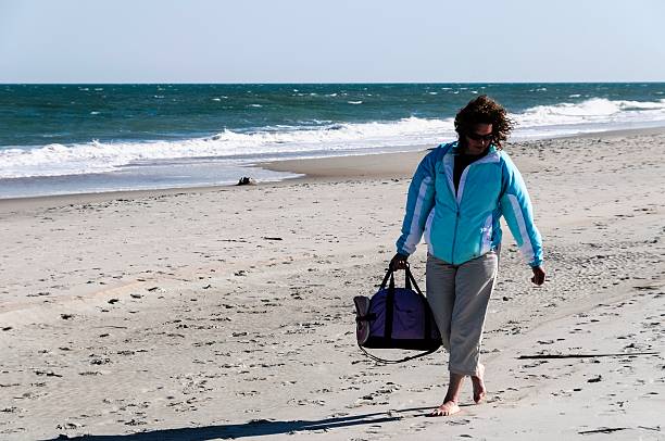 środku wieku kobieta spaceru na plaży w południe carolina - south carolina beach south north carolina zdjęcia i obrazy z banku zdjęć