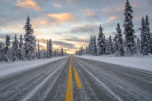 alasca remoto estrada de inverno ao pôr do sol - winter driving imagens e fotografias de stock