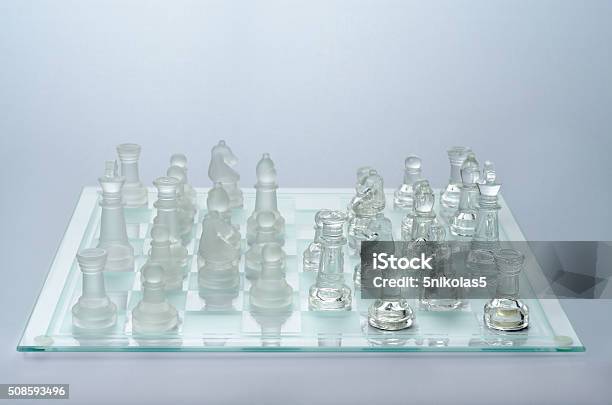 Foto de Tabuleiro De Xadrez De Vidro Com Peças Transparentes De Xadrez e mais fotos de stock de Arte, Cultura e Espetáculo - iStock