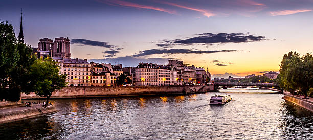 cruzeiro no rio sena - paris france panoramic seine river bridge - fotografias e filmes do acervo