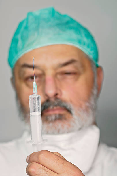 医師 cheking 注入 - syringe medical injection surgical needle surgical mask ストックフォトと画像