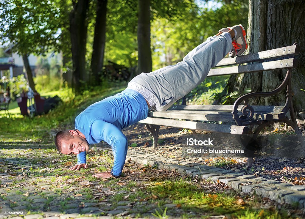 Flexiones - Foto de stock de 20 a 29 años libre de derechos