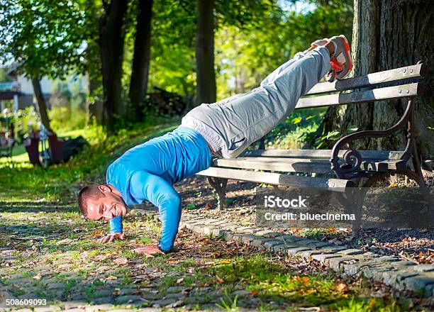 Flexiones Foto de stock y más banco de imágenes de 20 a 29 años - 20 a 29 años, 20-24 años, Actividad