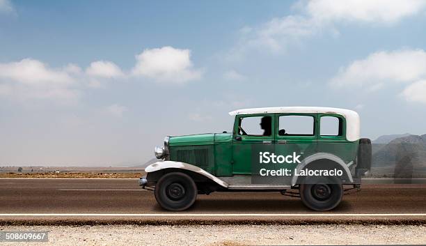 En La Calle Foto de stock y más banco de imágenes de Retro - Retro, Coche, Coche de coleccionista