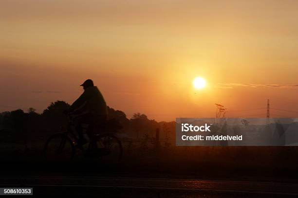 Biker Am Frühen Morgen Stockfoto und mehr Bilder von Fahrrad - Fahrrad, Fotografie, Gartengestaltung