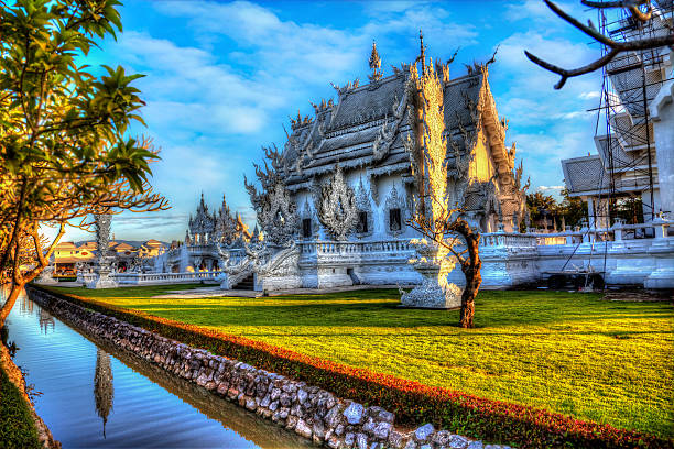 weißer tempel wat rong khun in chiang rai, thailand - rong river khun wat thailand stock-fotos und bilder