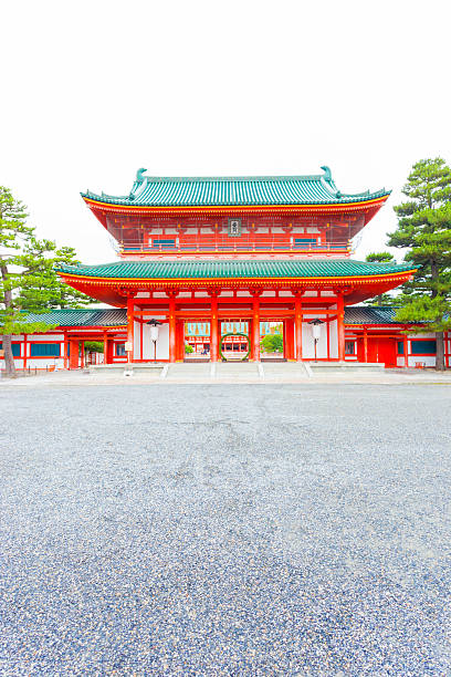 平安神宮タワーゲートの入口 ro -mon 青い空 v - 平安神宮 ストックフォトと画像