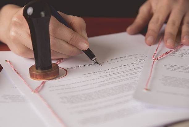 Close up on notaries public hand signing the testament Close up on notaries public hand signing the testament and last will shorthand photos stock pictures, royalty-free photos & images