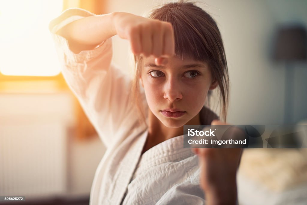 Niña pequeña practicar Karate - Foto de stock de Kárate libre de derechos